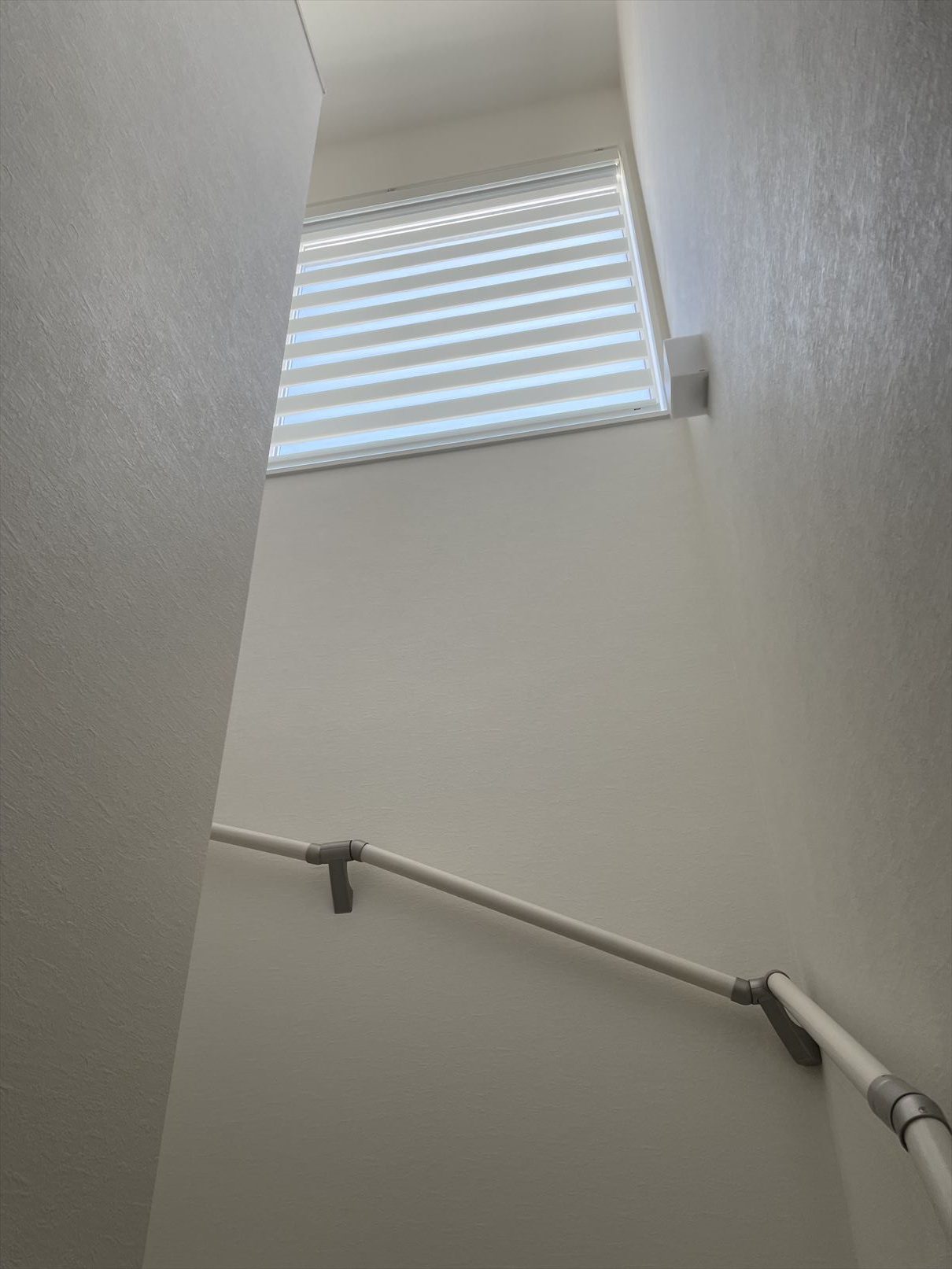 階段の窓に調光ロールスクリーン施工例 M様邸 | カーテンコール｜徳島